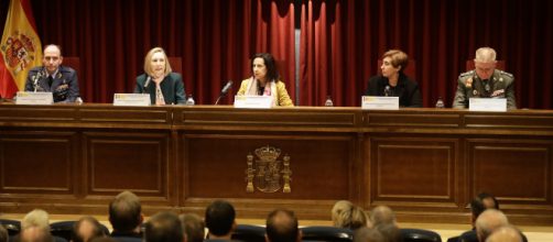 La ministra Robles inaugura la Jornada de Comunicaci&oacute;n y Fuerzas Armadas