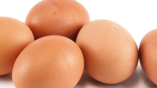 Allarme sallmonella: per possibile contaminazione sono stati ritirati dal mercato diversi lotti di uova.