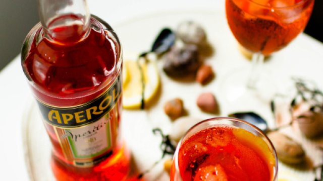 Monselice, tir perde bottiglie di Aperol: automobilisti bloccano il traffico per prenderle