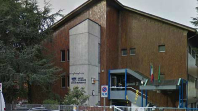 Vimercate alunni colpiscono docente a colpi di sedia.