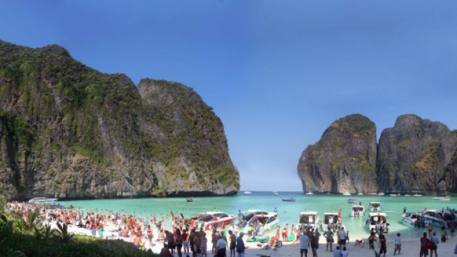 Maya Bay in una tranquilla giornata invasa dai turisti.