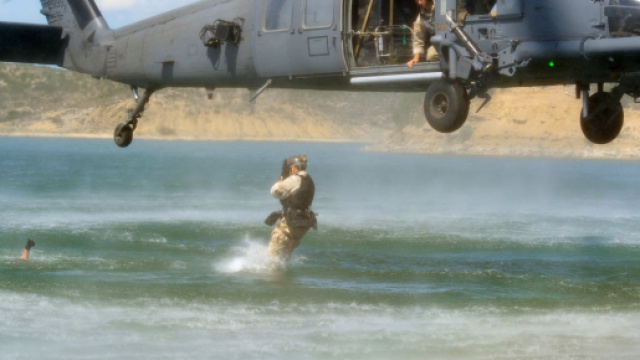 Roma, kitesurfer risucchiato da un elicottero militare: &egrave; ferito ma non corre pericolo di vita