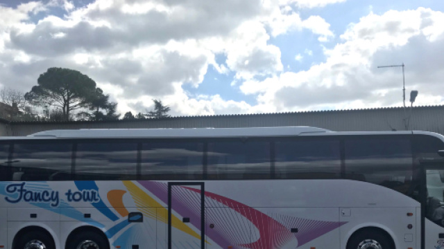 Il pullman che ha travolto la vittima che stava attraversando la strada