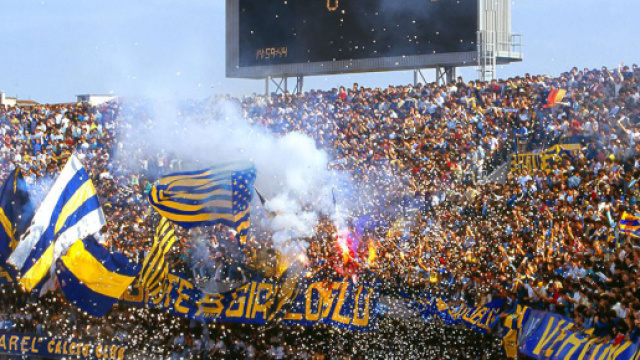 I tifosi del Verona al Bentegodi - https://it.wikipedia.org/wiki/File:Stadio_Bentegodi_(Verona,_1984)_-_Tifoseria_Hellas_Verona.jpg