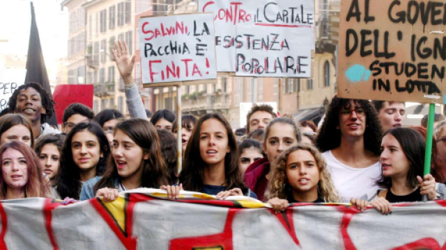 Milano, corteo contro Salvini: studenti in piazza