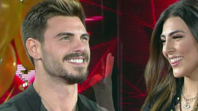 Gossip GF Vip, Francesco Monte e Giulia Salemi: coccole a letto nella notte.