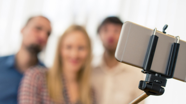 Si scatta un selfie e annuncia il suicidio: ragazza salvata dai carabinieri.