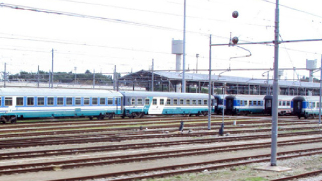 Lecce, carcassa di origine sconosciuta sotto ad un treno Intercity: si cerca di capire se sia umana o animale