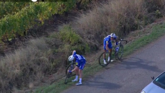 Philippe Gilbert costretto a fermarsi per una delle tante forature che si sono verificate durante la Parigi Tours