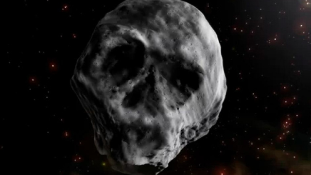 Tanto inconsueto e suggestivio quanto innocuo, un asteroide a forma di teschio passer&agrave; nelle vicinanze della Terra il prossimo 11 novembre.
