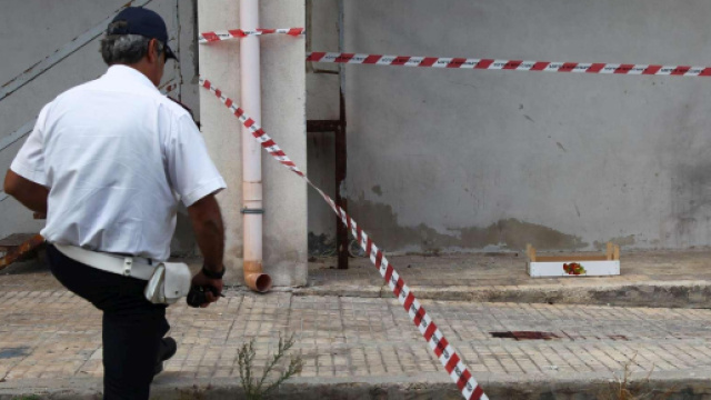Taranto, padre getta la figlia dal balcone e accoltella l'altro ... - mediaset.it