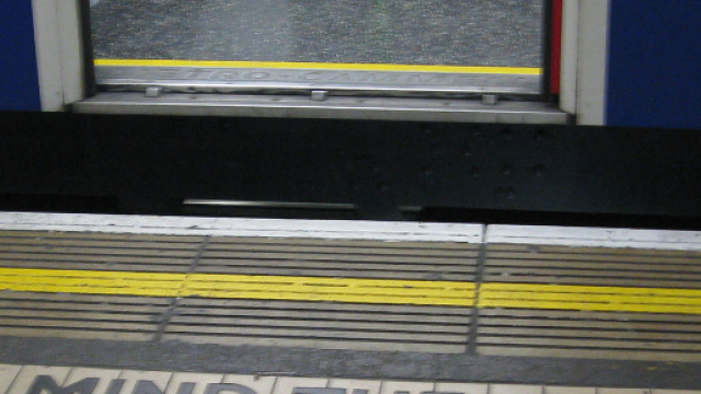 Argentina, passeggero con la testa incastrata tra la banchina e il treno.