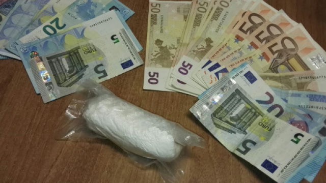 Carabinieri arrestano tre ragazzi per possesso di stupefacenti.