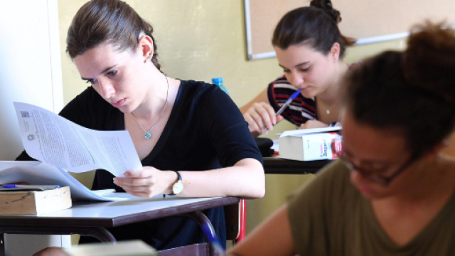 Studenti durante un esame di maturit&agrave;. - gds.it