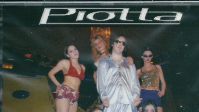 Piotta arriv&ograve; arriv&ograve; al successo nel 1999 grazie a Supercafone