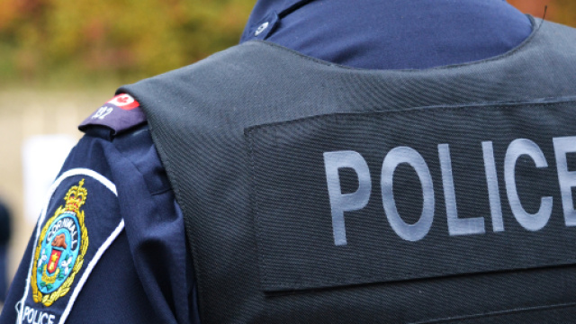 Uccide il fidanzato dopo averlo visto nell'indromassaggio con due donne