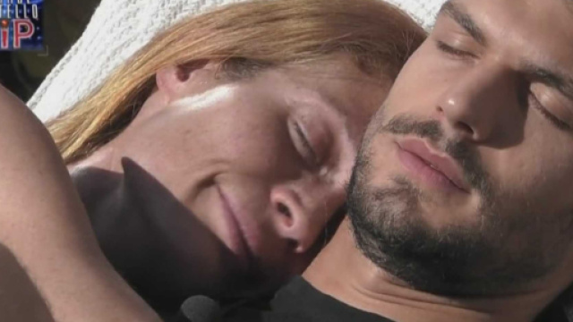 Grande Fratello Vip, Jane Alexander teme che Elia Fongaro non pensi pi&ugrave; a lei
