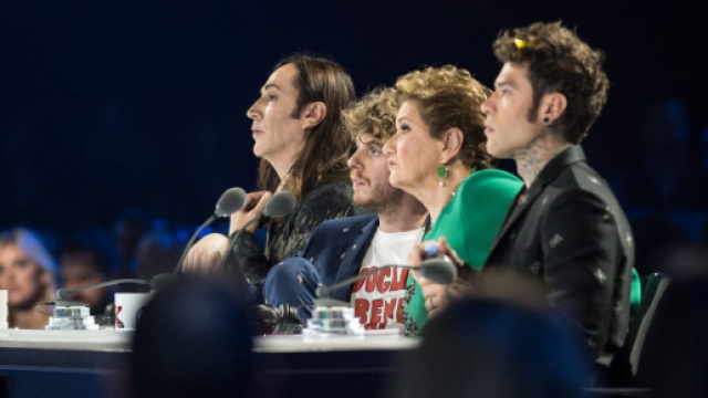 La giuria di X-Factor 12 durante la prima puntata del live