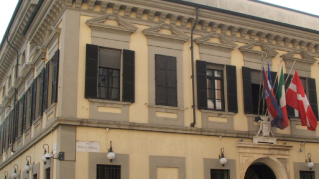 Novara, il nuovo regolamento fa discutere: stop ad abiti succinti e a bici legate al palo