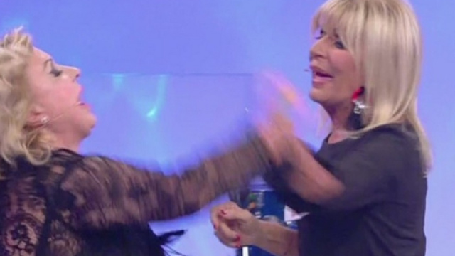 Uomini e donne, Tina e Gemma sfiorano la rissa e la De Filippi interviene