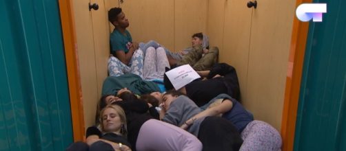 Los concursantes de 'OT', en la puerta de la habitaci&oacute;n. / Twitter