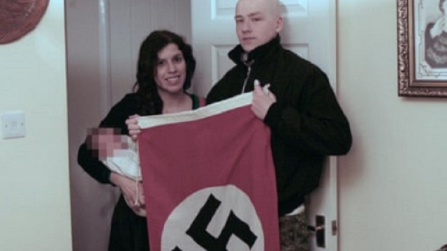 Claudia Patatas ed Adam Thomas con il piccolo Adolf Hitler Thomas