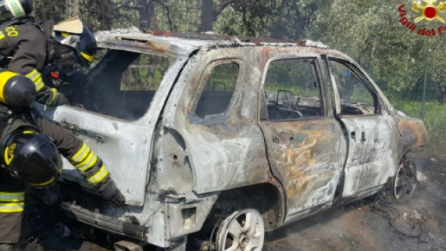 Incidente stradale tra Acerra e Marigliano, auto avvolta dalle fiamme: grave il conducente