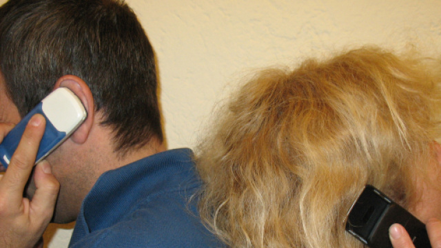 Punta la pistola verso il marito per controllargli il cellulare: donna denunciata nel Reggiano.