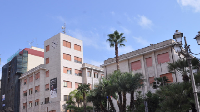 Brindisi, disoccupato tenta di darsi fuoco all'interno di Palazzo di Citt&agrave;