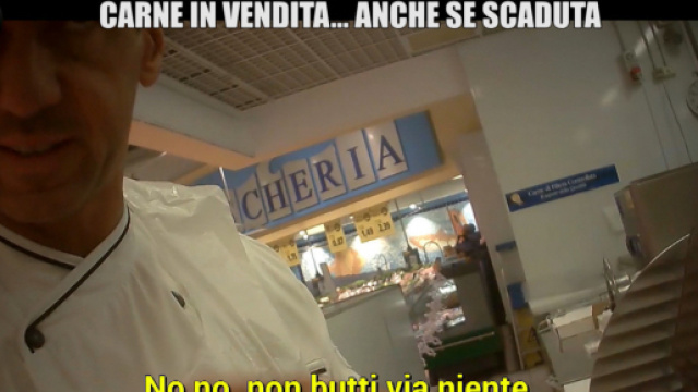 Carne scaduta e rimessa in vendita nei supermercati: il servizio-scandalo delle 'Iene'