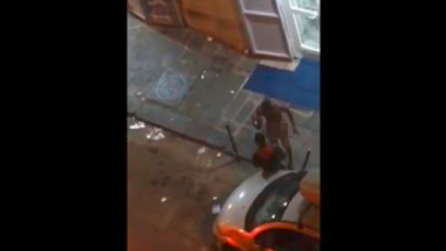 Choc a Napoli, immigrato nudo e armato di coltello terrorizza i passanti - Il Mattino