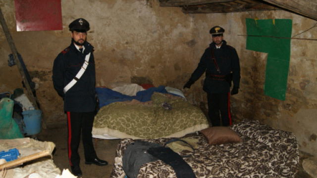 Roma, 69 enne trovato morto in giardino: in casa 4 figli e la moglie vivevano nel degrado