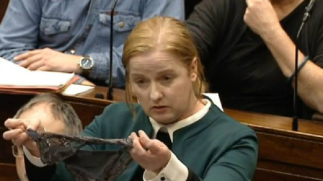 Irlanda, stupratore assolto perch&eacute; 'la vittima indossava un tanga': la protesta sul web