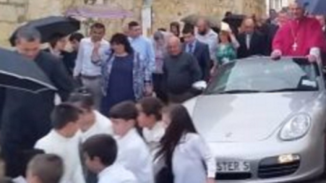 Malta, arcivescovo in processione con Porsche trainata da 50 bambini.