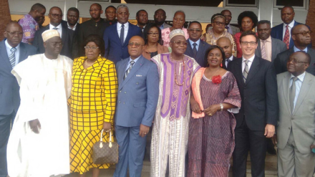 La photo de famille des repr&eacute;sentants du gouvernement (c) Odile Pahai