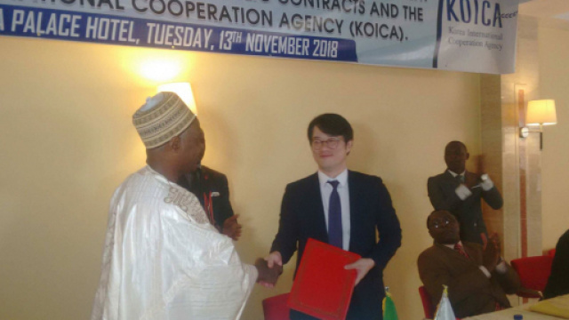 Le Ministre des March&eacute;s publics en compagnie de repr&eacute;sentant de la Cor&eacute;e du Sud (c) Odile Pahai