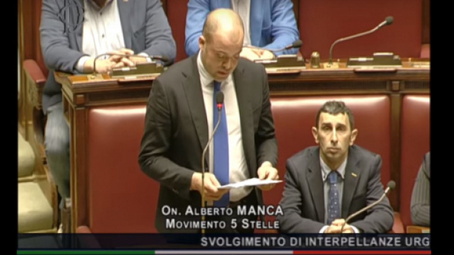 On. Manca durante la seduta in parlamento, (via youtube.com)