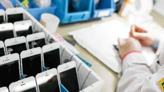 Un employ&eacute; &agrave; l'usine Remade de Poilley, en Normandie