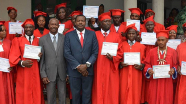 Une promotion avec le promoteur de l'&eacute;tablissement Ch&acirc;telain Ewolo (c) Ch&acirc;telain Ewolo