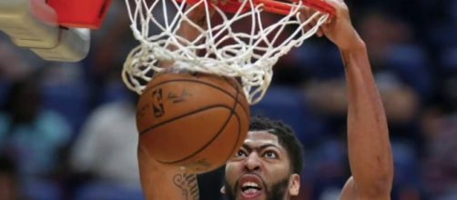 Anthony Davis had another monster performance for his team on Friday (Nov. 16). [Image via NBA/YouTube]