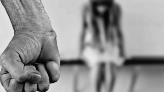 Tentano di violentare una ragazza, uno di loro arrestato.
