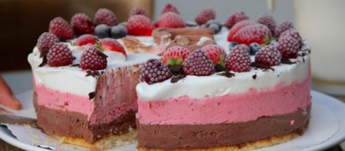 Bake ice cream cake [Source: KleeKarl - Pixabay]