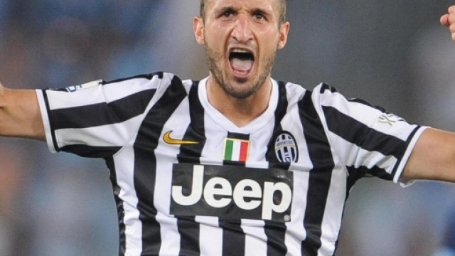 Chiellini-Mazzoleni parlano nell'intervallo di Milan-Juventus