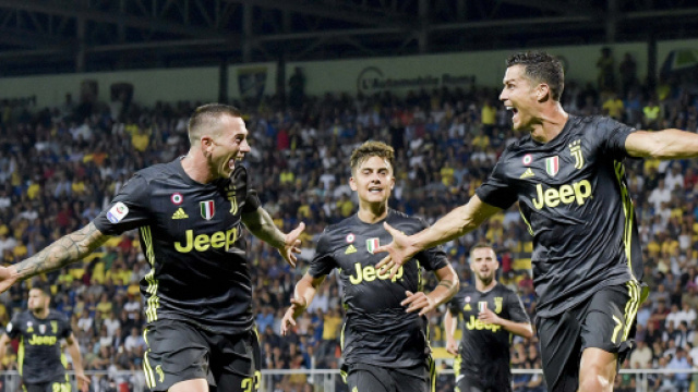 Juventus, Cristiano Ronaldo tutto casa e allenamenti e ogni tanto si concede qualche giro per Torino con Bernardeschi