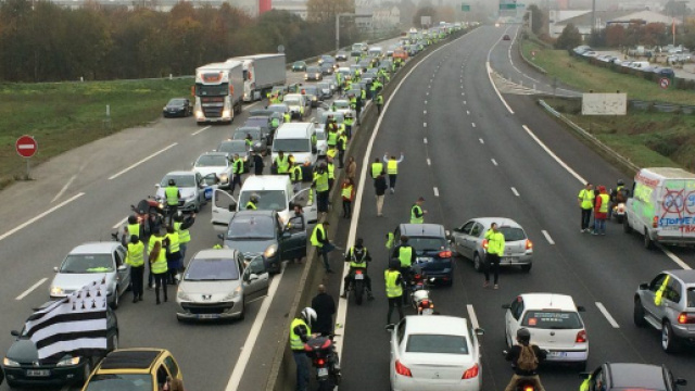 blocco di una strada Francese per la protesta dei ''gilet gialli''