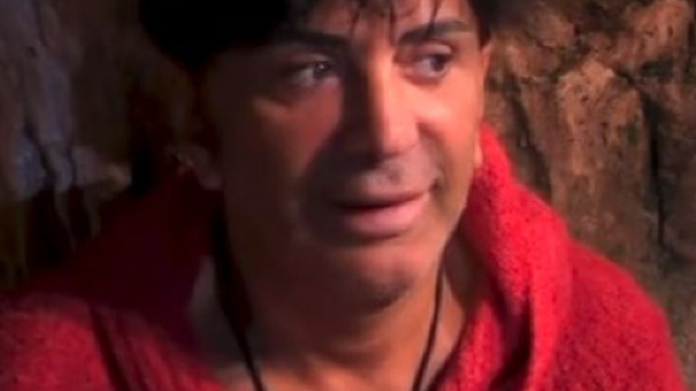 Ivan Cattaneo si fa la pip&igrave; addosso