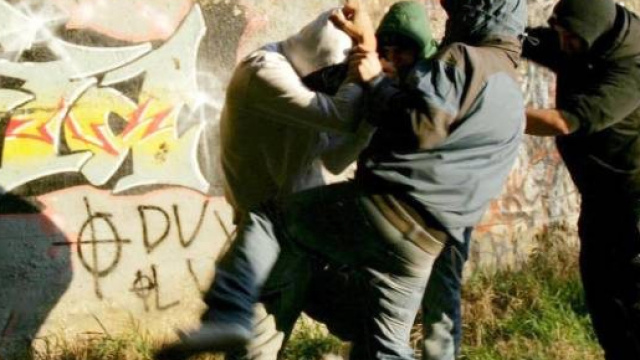 Lucca, 14enne pestato dal branco perch&eacute; lasciasse la sua ragazza