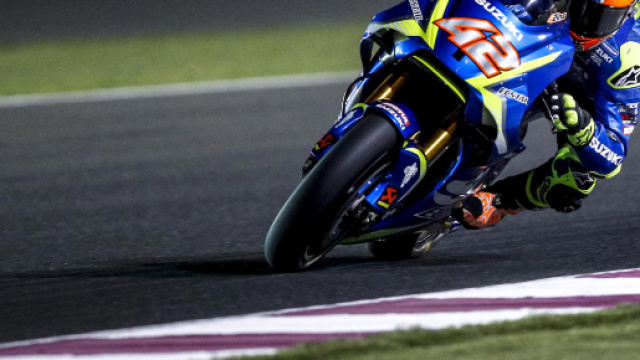 MotoGP, la moto di Alex Rins prima delle prove &egrave; andata in fiamme davanti al box Suzuki
