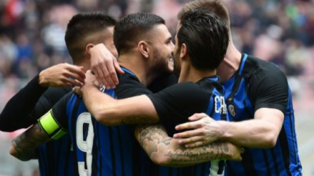 L'esultanza di Mario Icardi, circondato dai suoi compagni.