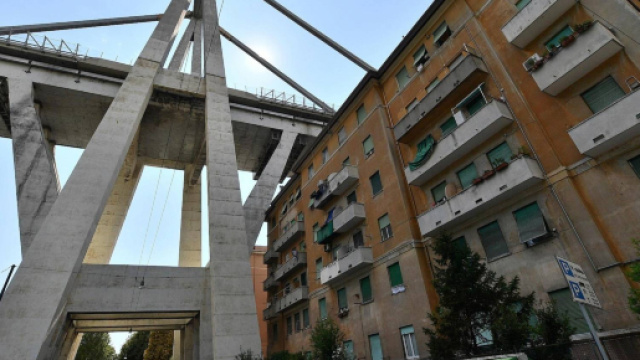 Ponte Morandi, l'ingegnere ai pm: 'Crollo forse causato dalla bobbina caduta dal tir'